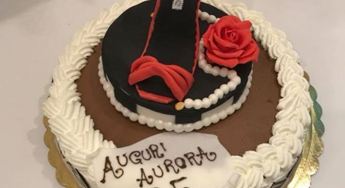 …sorprendere un donna anche con il dolce… auguri…